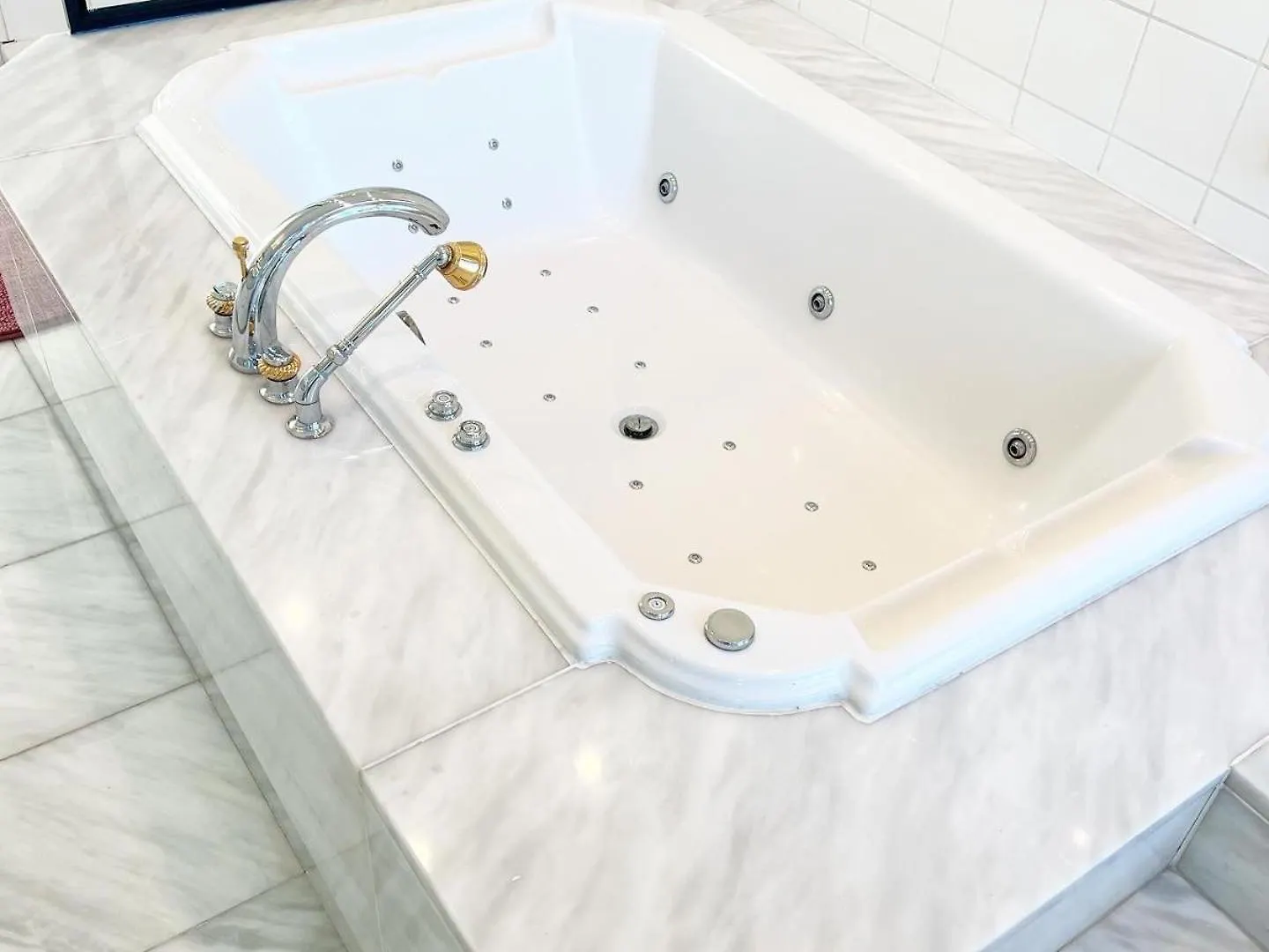 Le Faubourg Suites Antwerp